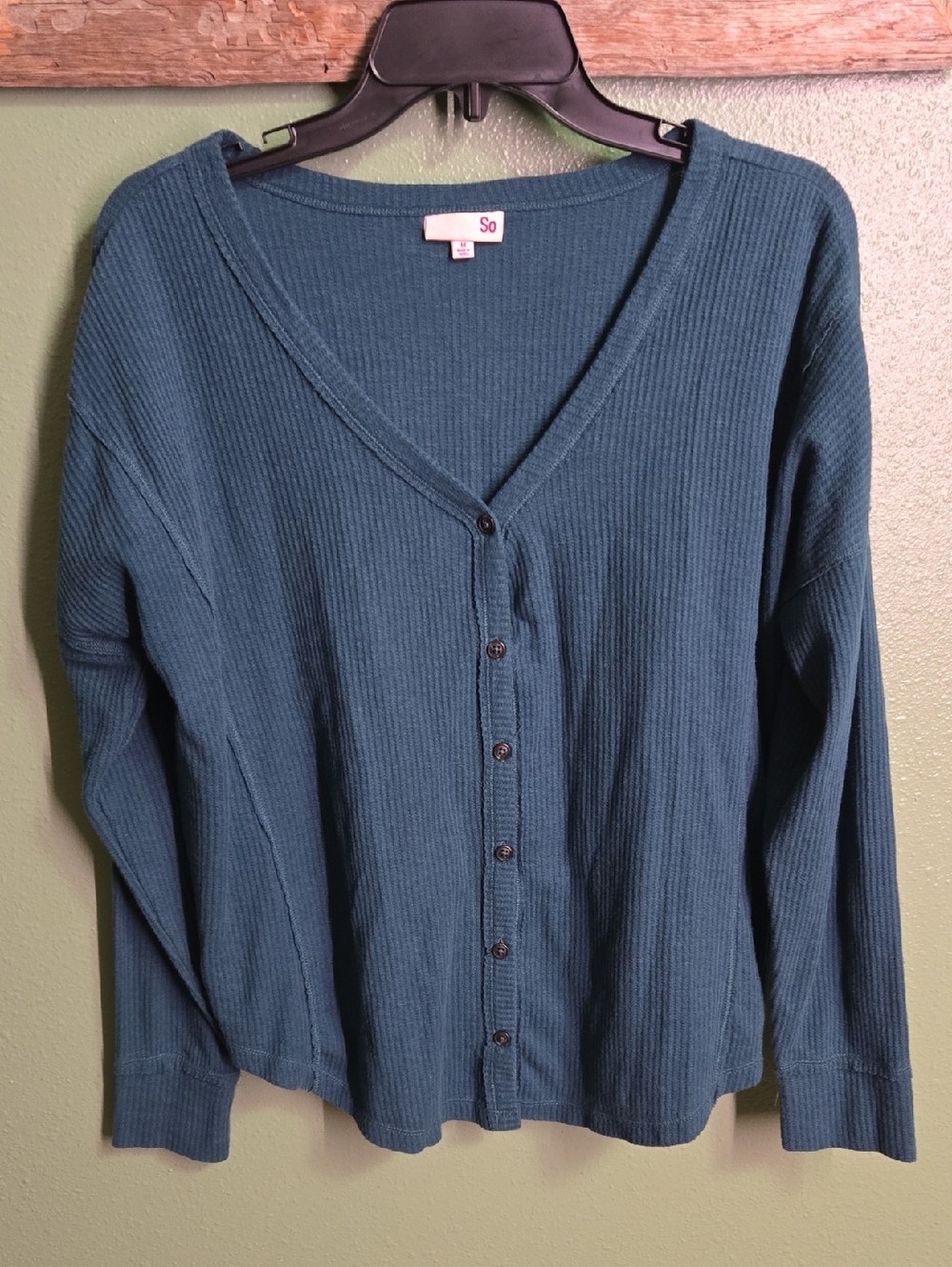 SO Ribbed V-Neck Button-Up Long-sleeve Top in Emerald Green